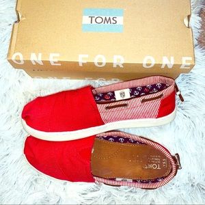 {TOMS} Red & Striped Canvas Bimini Toms